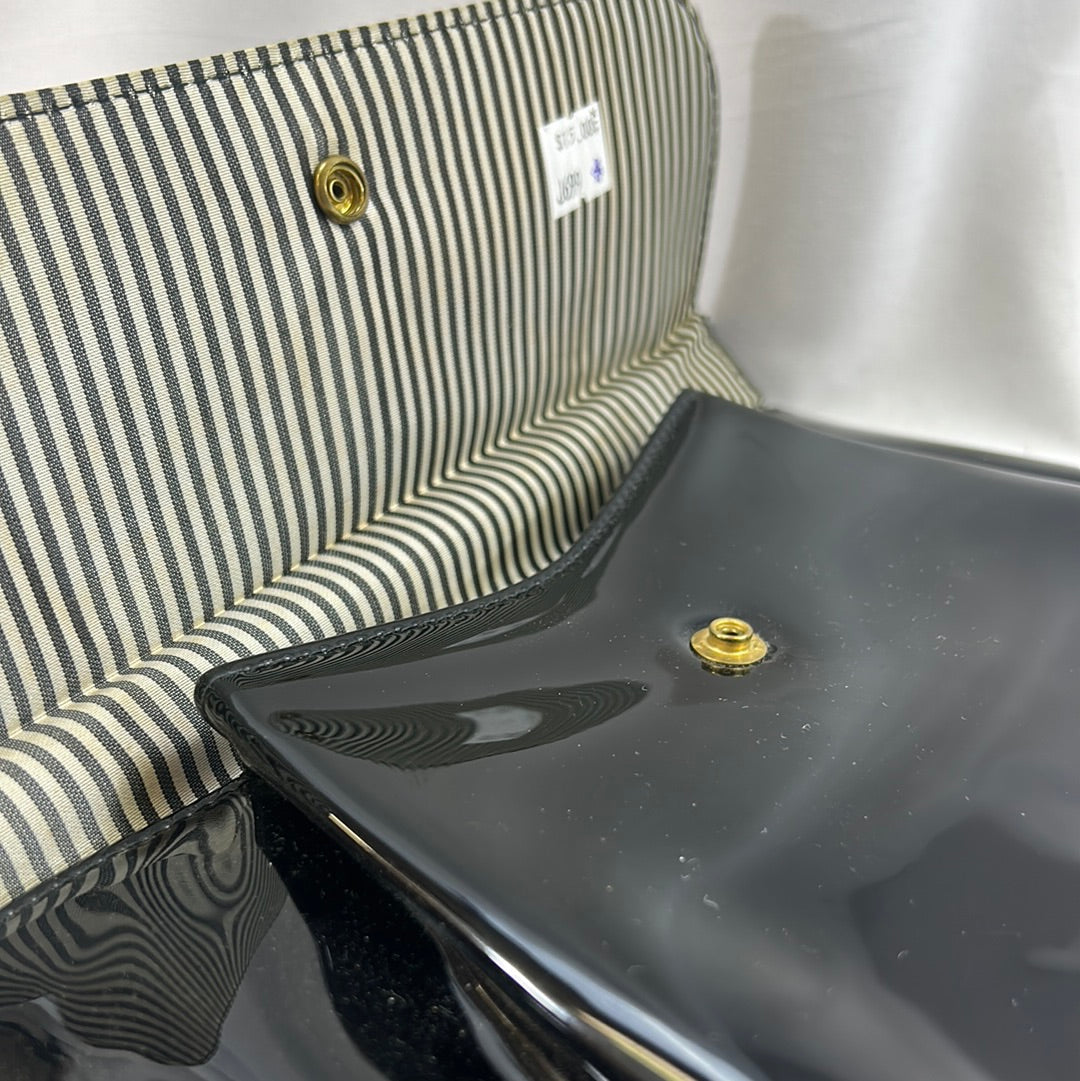 Black flat patent purse with Bow