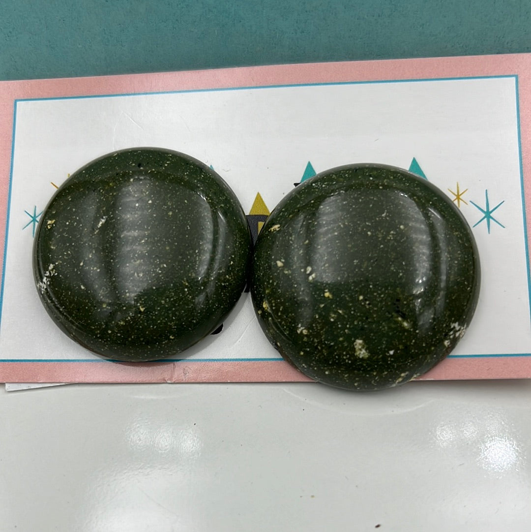 Green round clip on