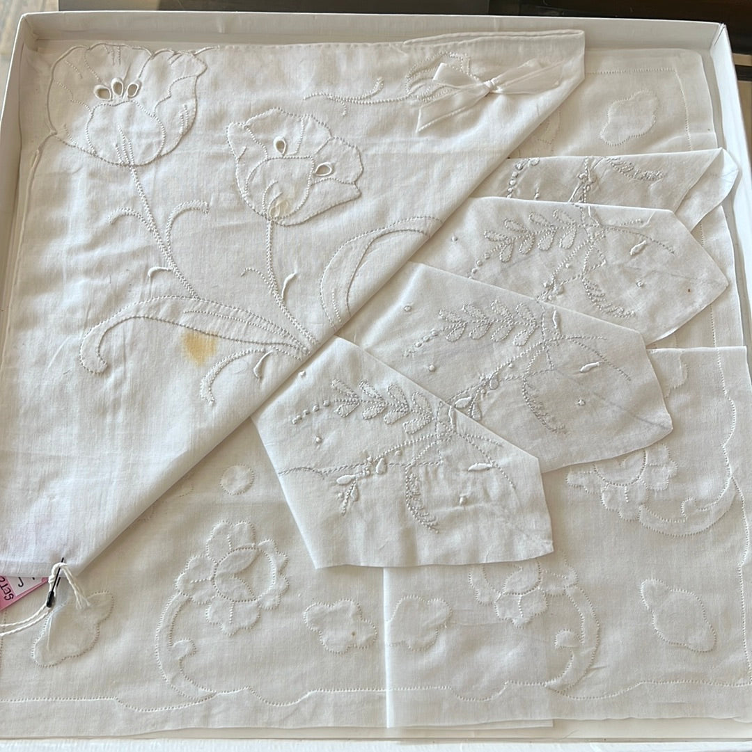 Embroidered Handkerchief gift set
