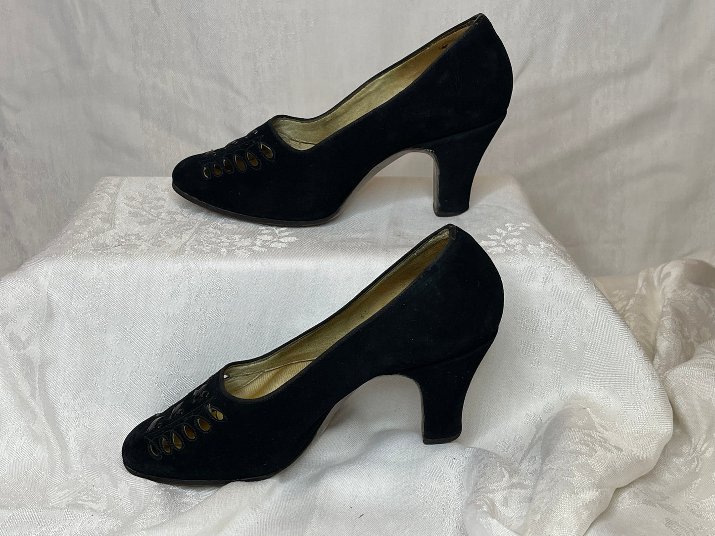 40s suede pumps