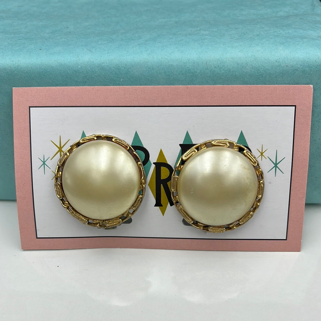 Large ivory stone with gold edge clip on