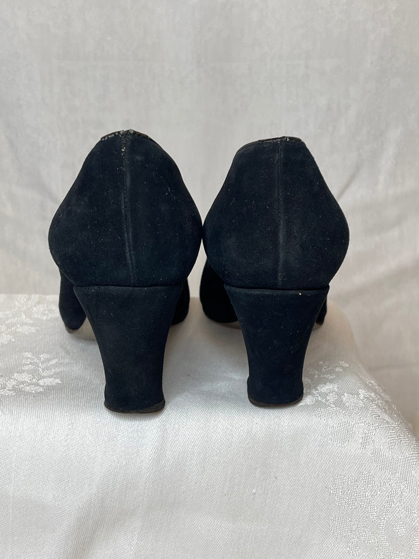 40s suede pumps