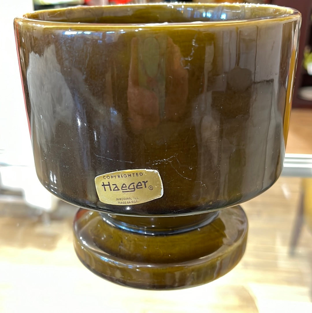 Round Haeger planter