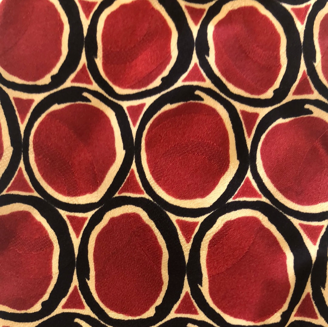 Red round design tie