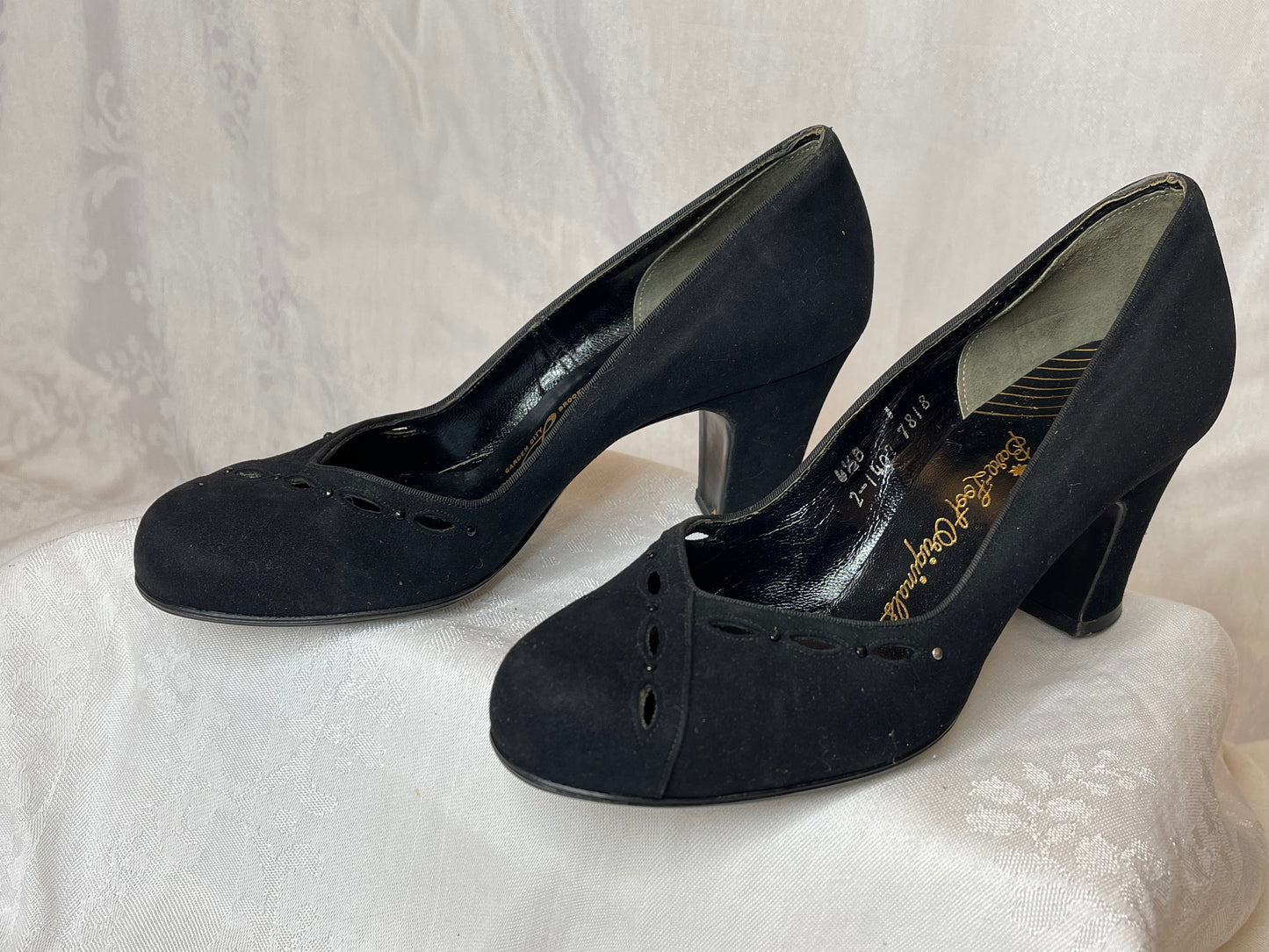 40s suede pumps