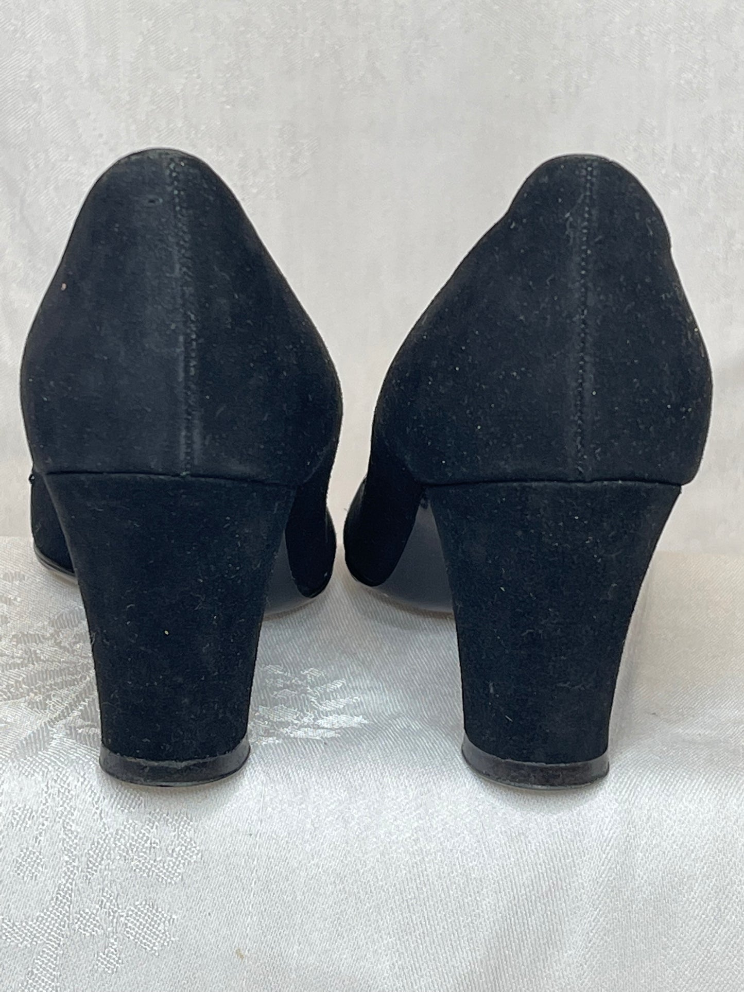 40s suede pumps