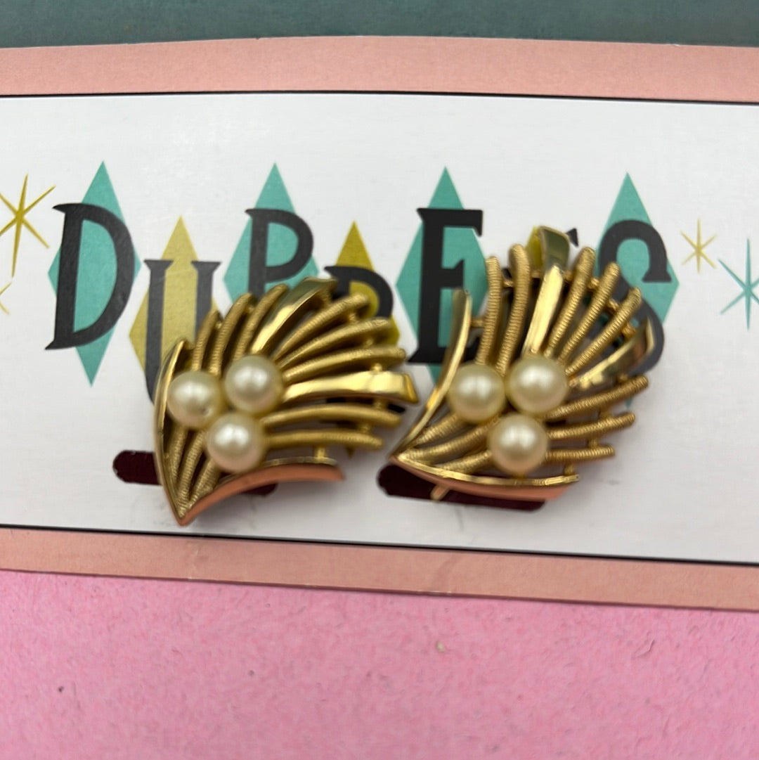 Gold Fan with cluster of 3 pearls clip on