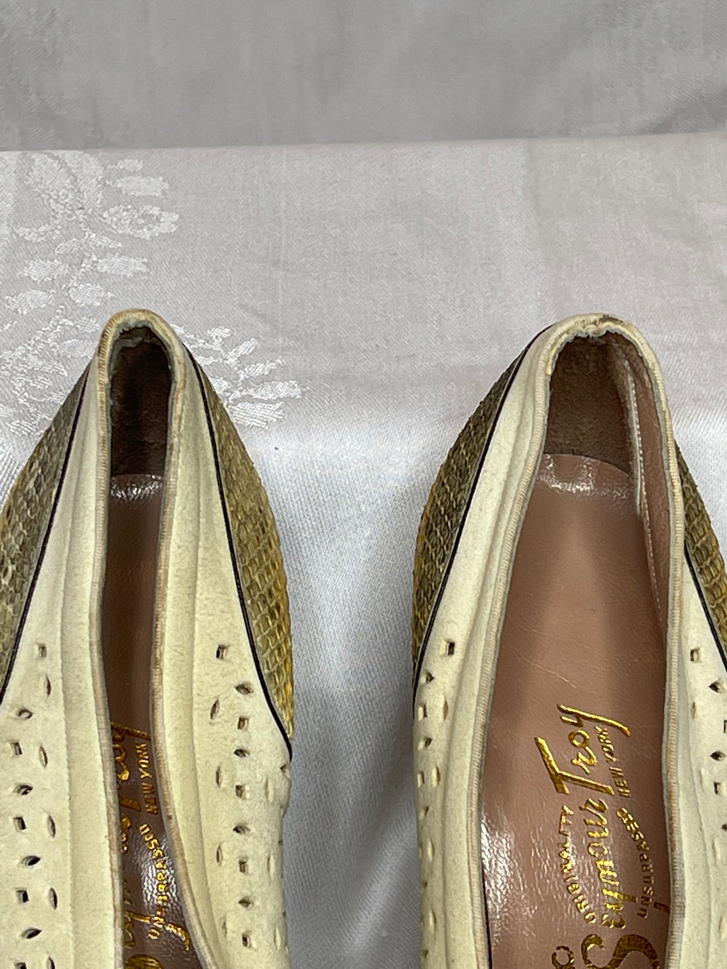 40s ivory snakeskin pumps