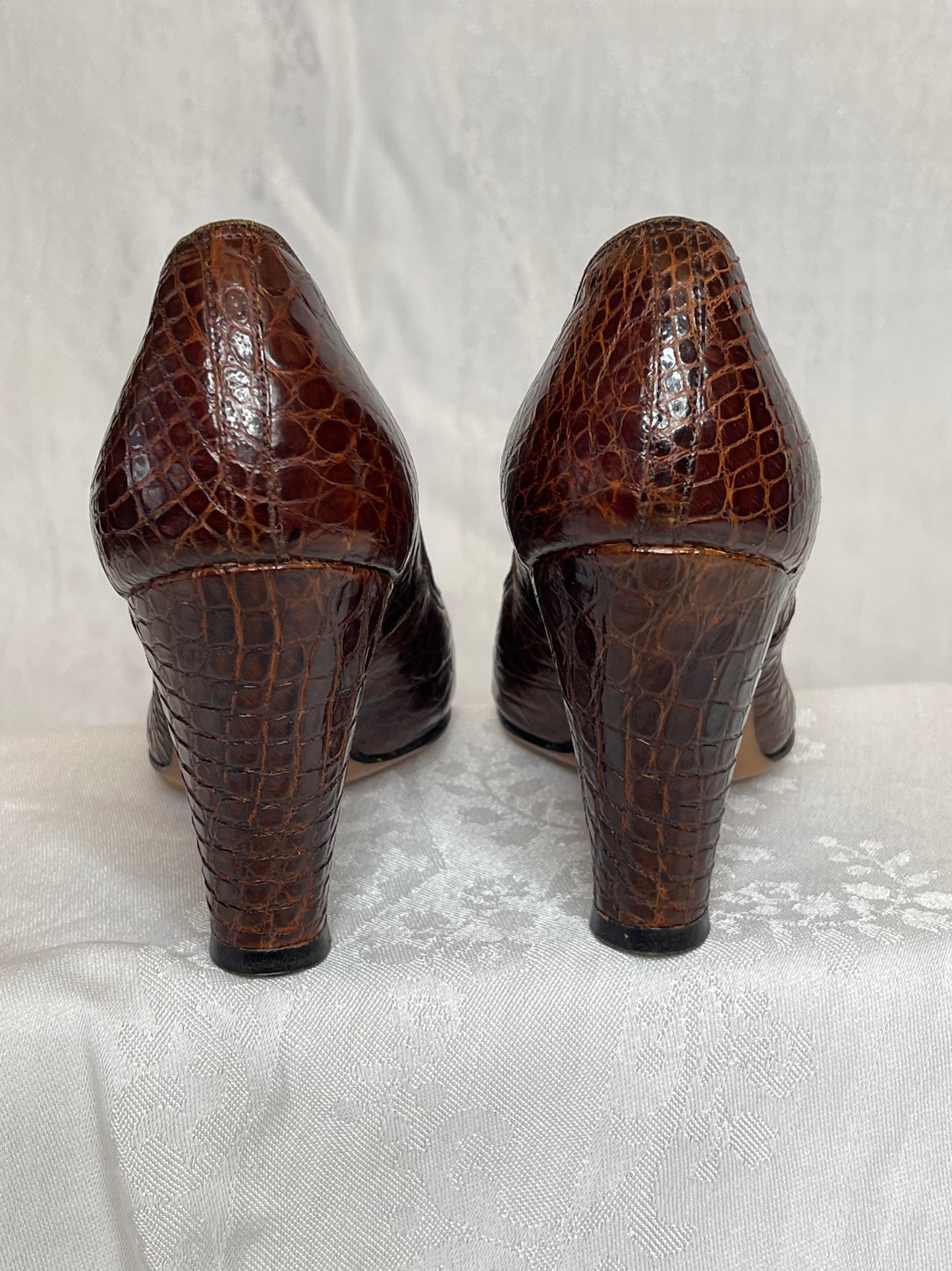 40s Loeser’s Martinique brown alligator pumps