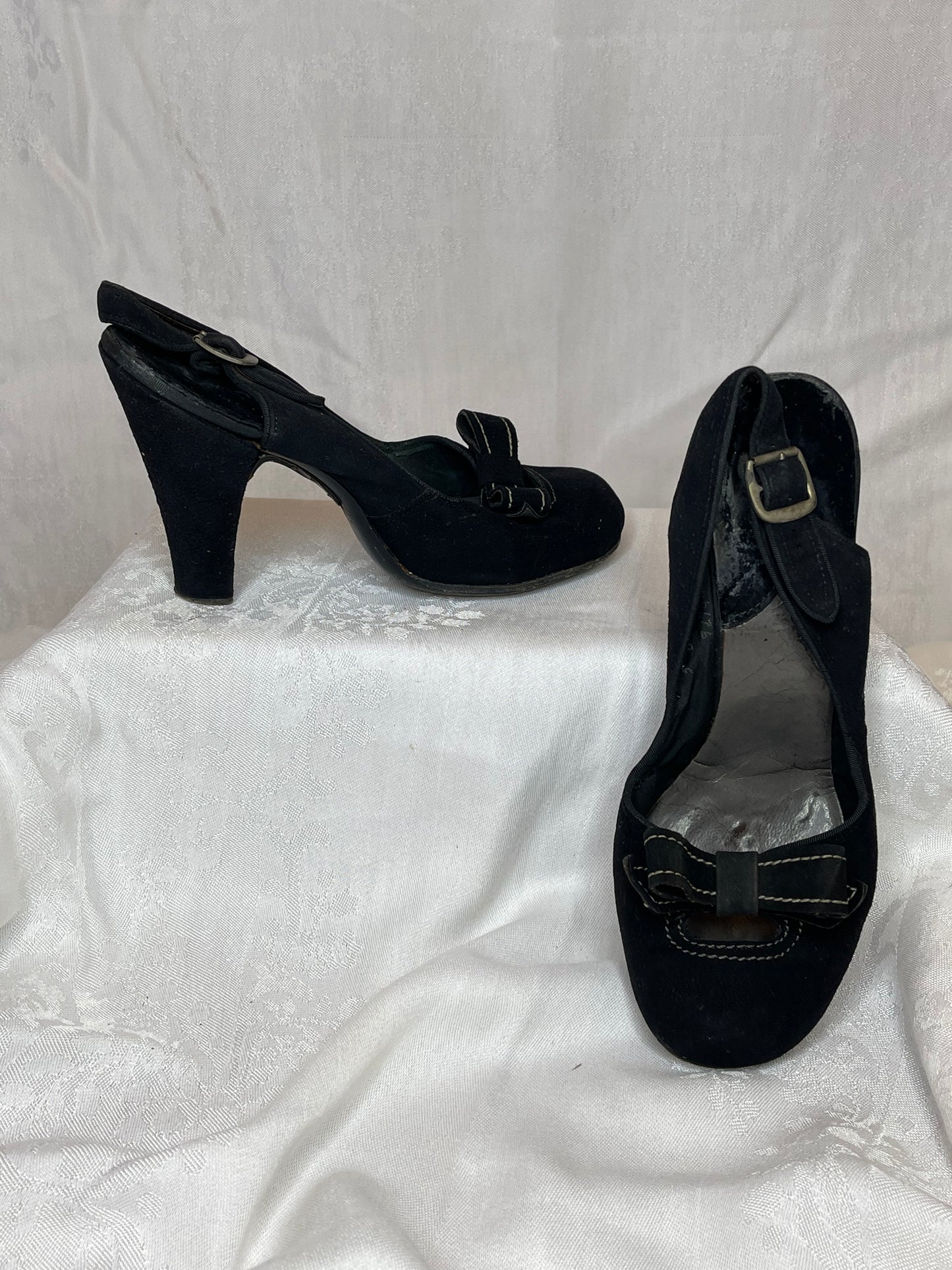 40s black suede sling back pumps