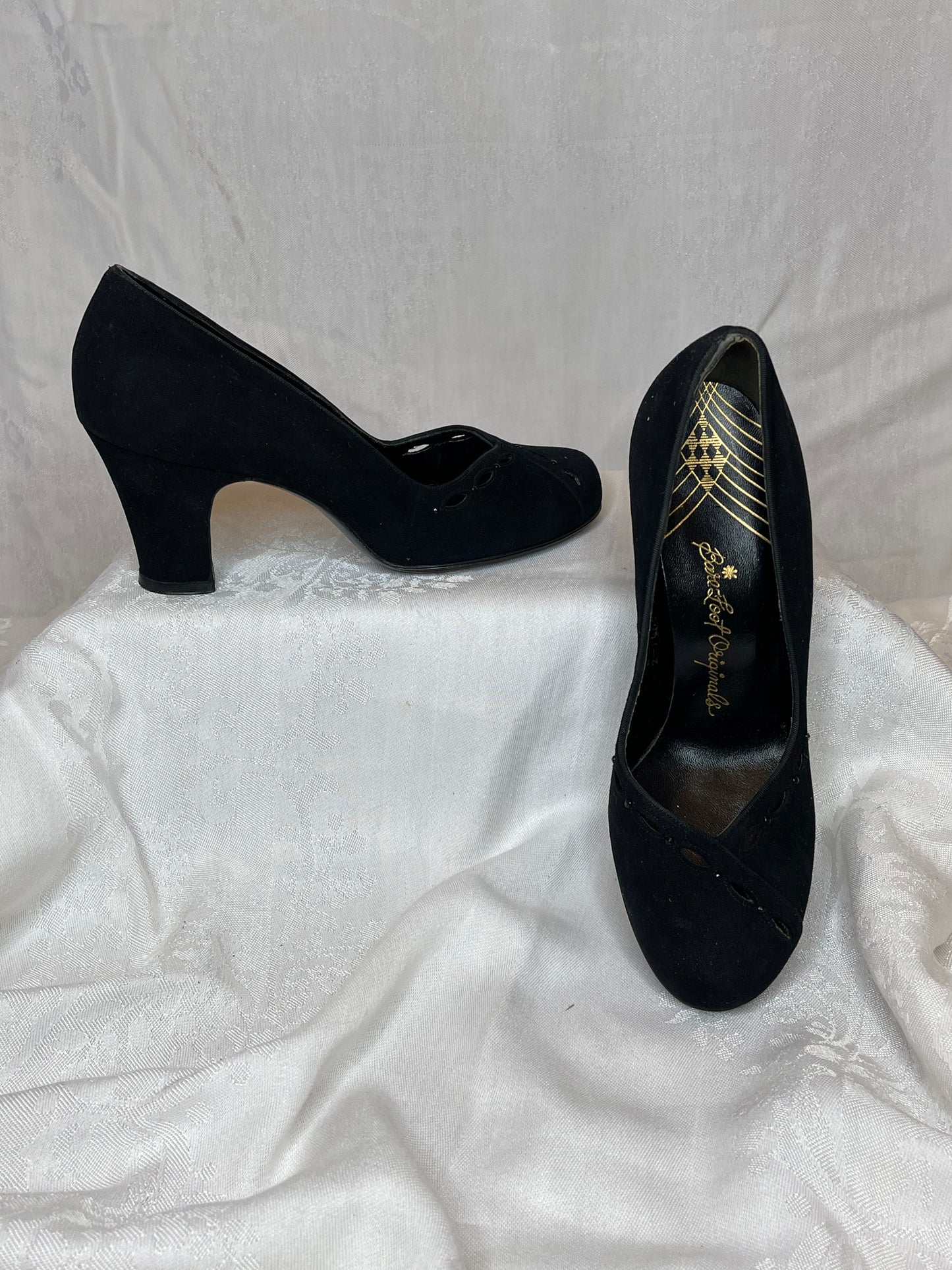 40s suede pumps