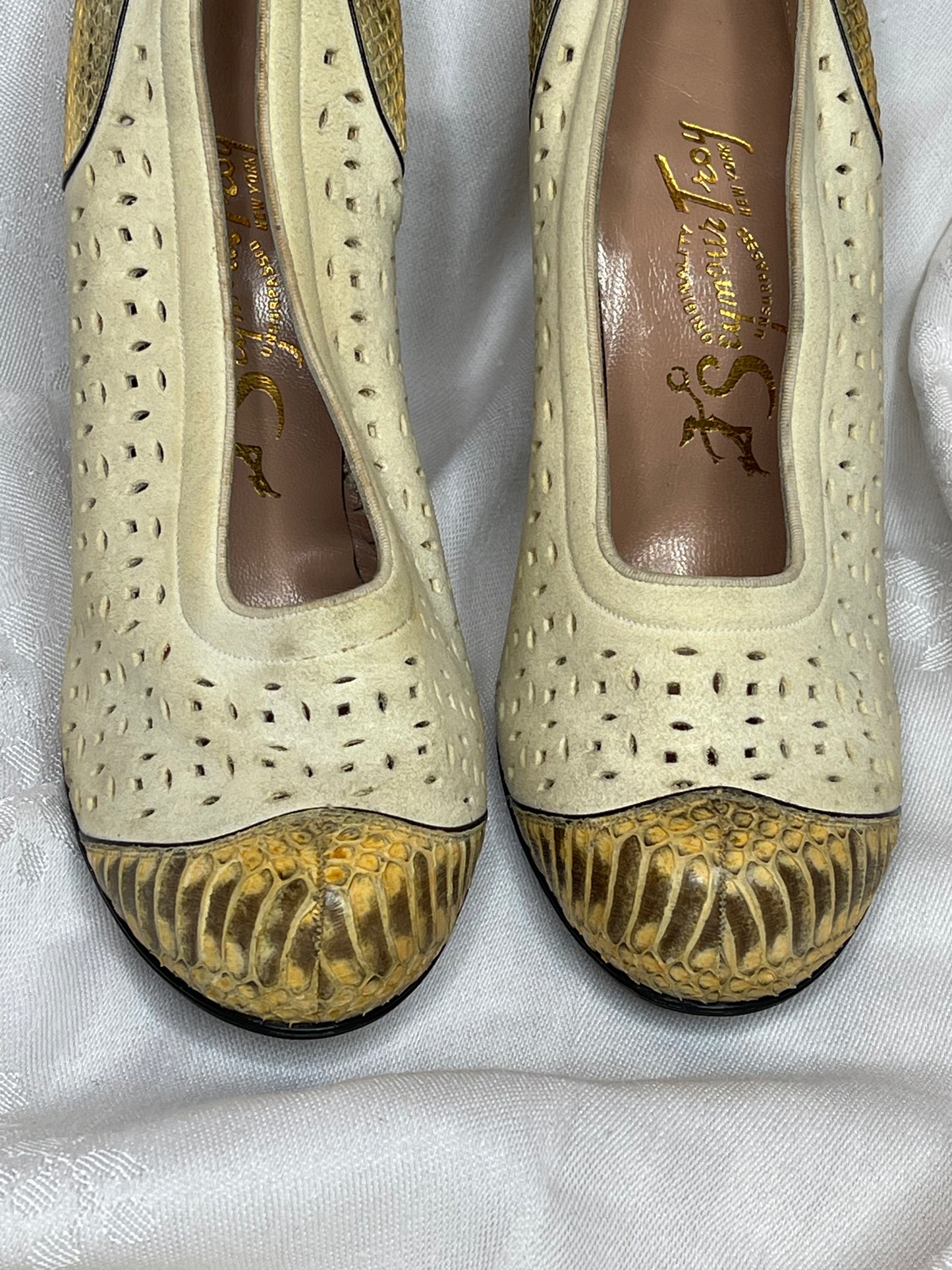 40s ivory snakeskin pumps