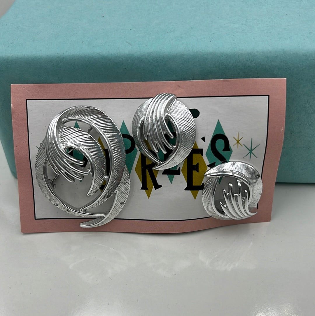 Sarah Coventry brooch & earring set