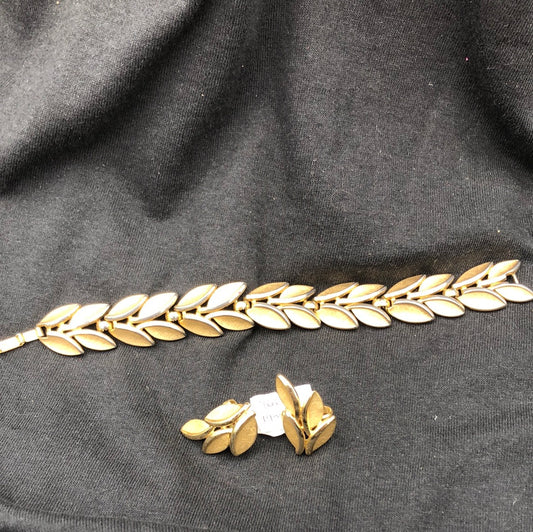 Gold elliptical shaped link bracelet and matching clip on earrings