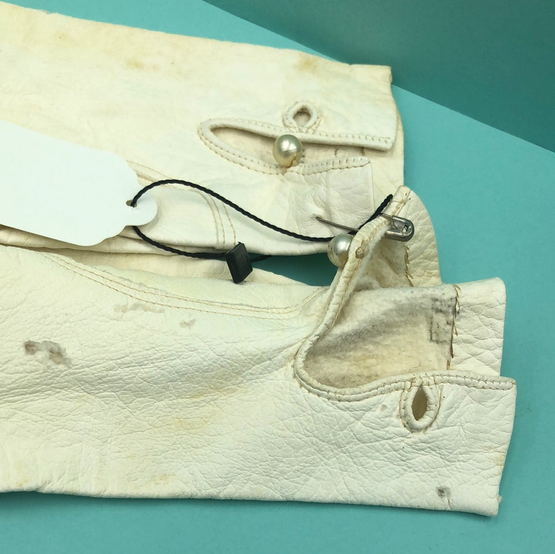 Ivory button wrist leather gloves