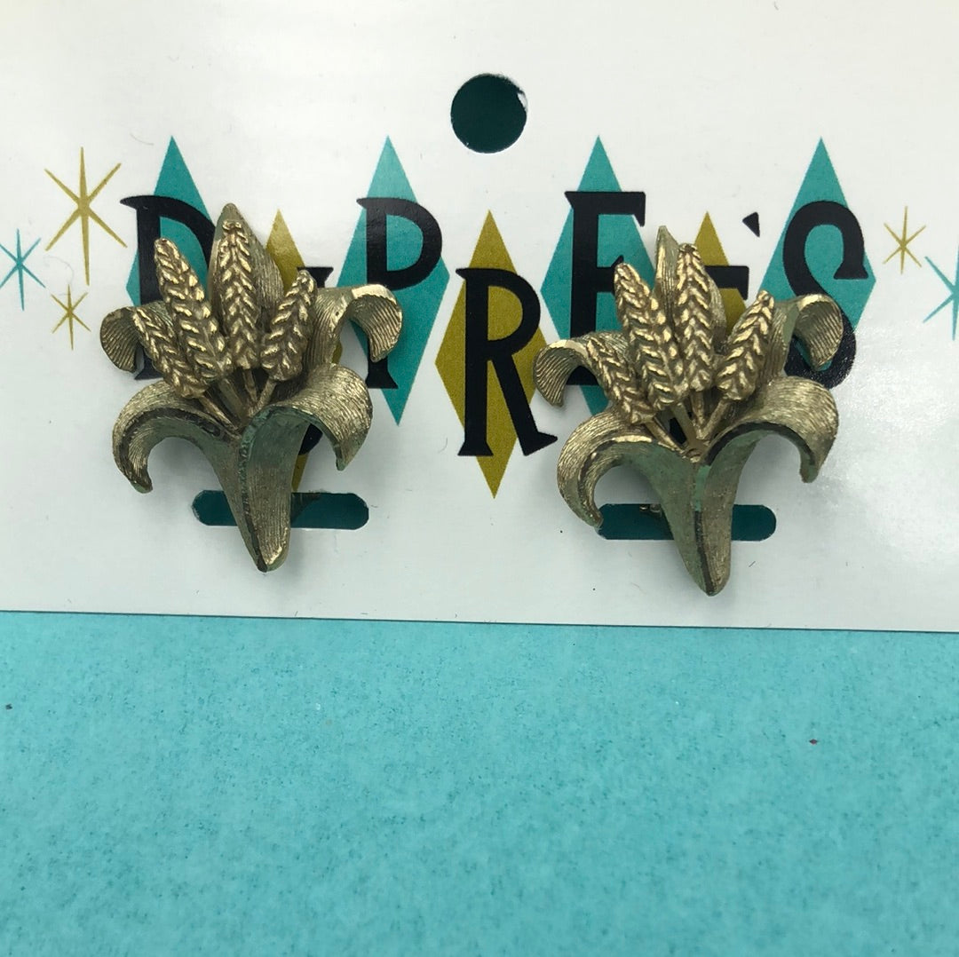 Gold tone wheat bundle earrings