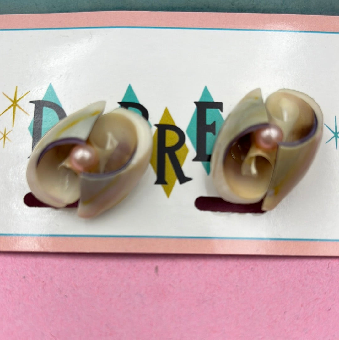 Natural shell with peach accent clip on