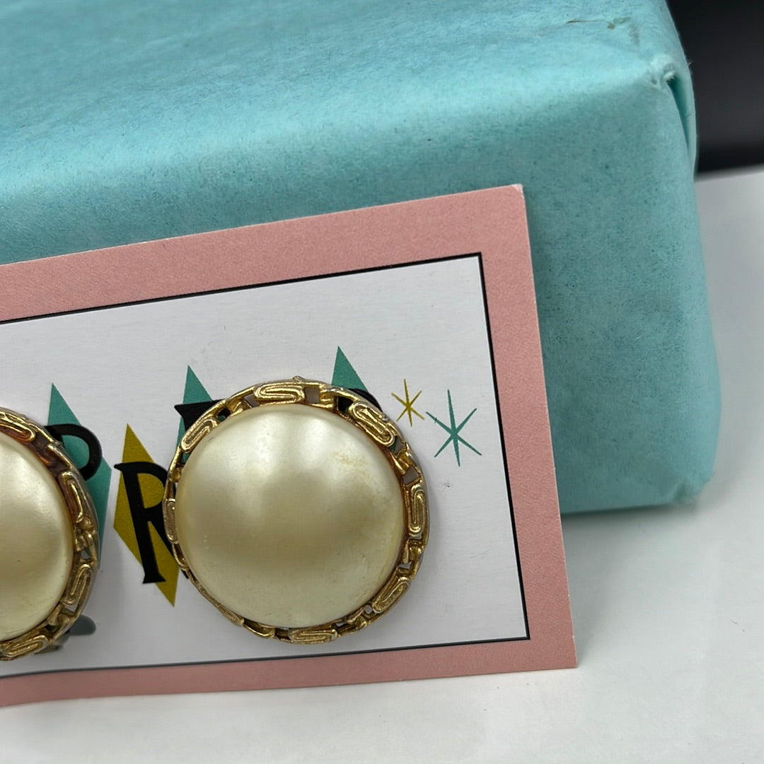 Large ivory stone with gold edge clip on