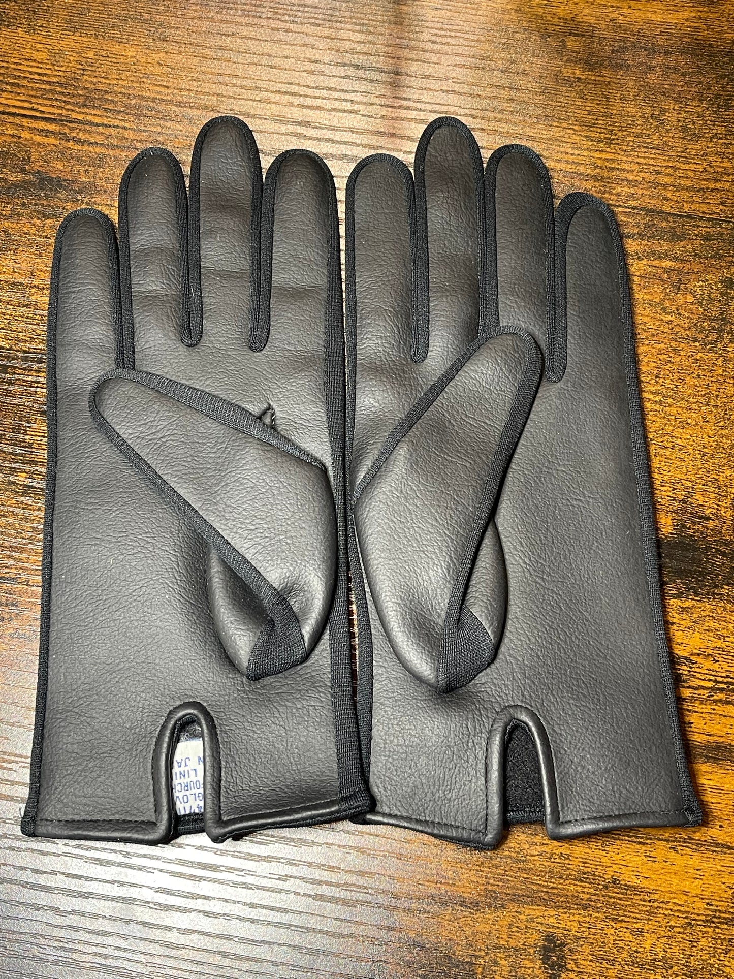 Black short synthetic leather gloves