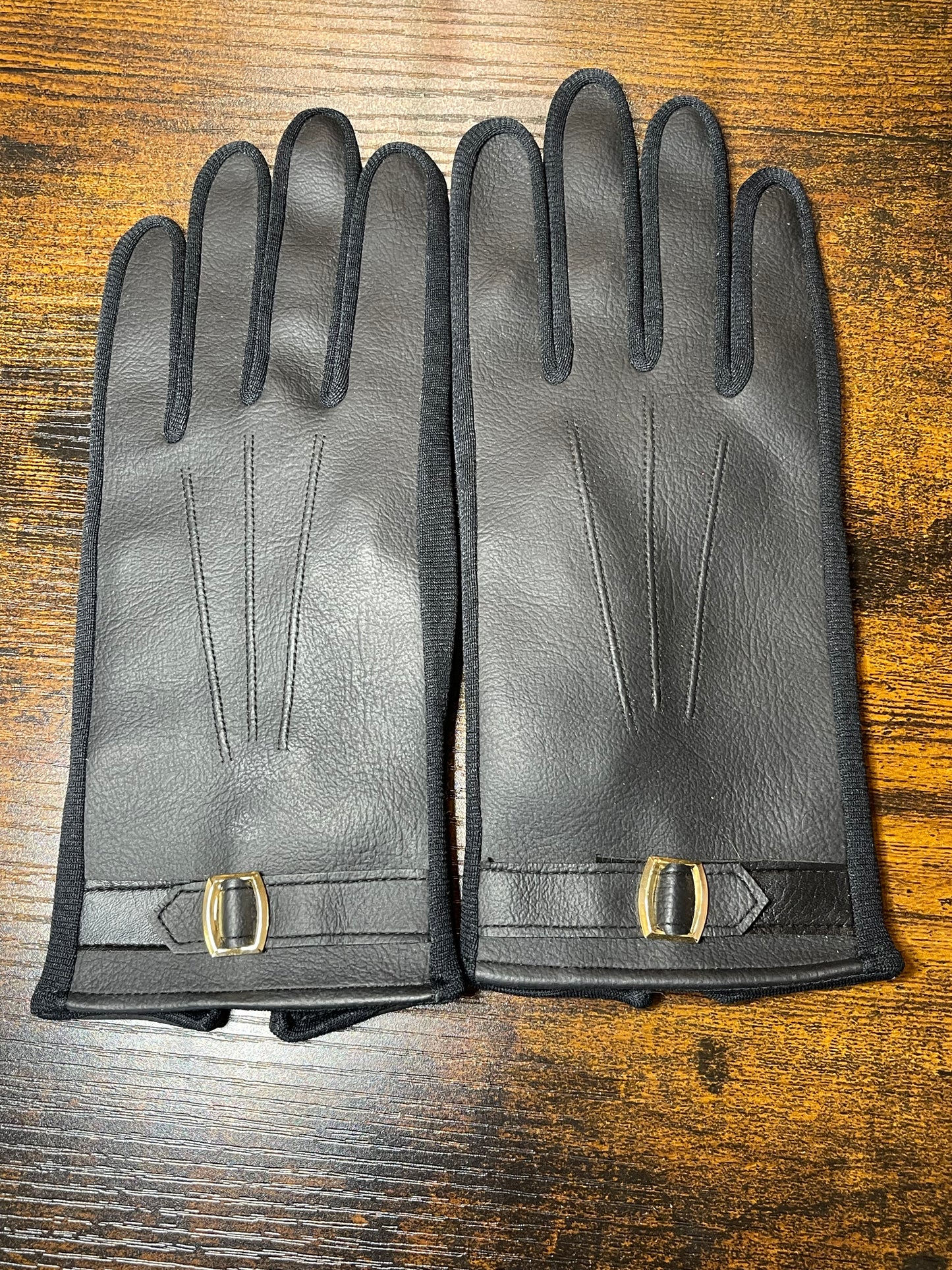 Black short synthetic leather gloves