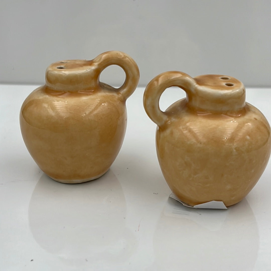 Jug salt and pepper shakers