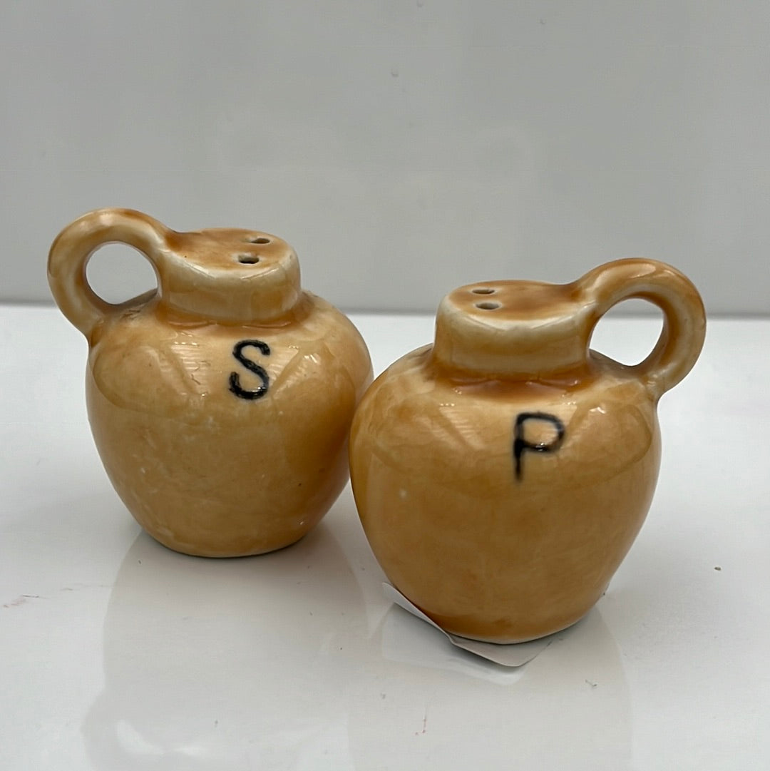 Jug salt and pepper shakers