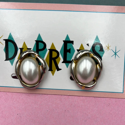 Oval faux pearl with silver edge