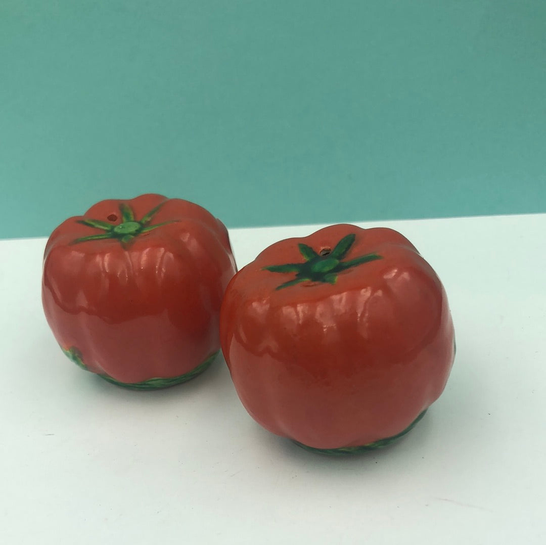Ripe tomato salt and pepper shakers