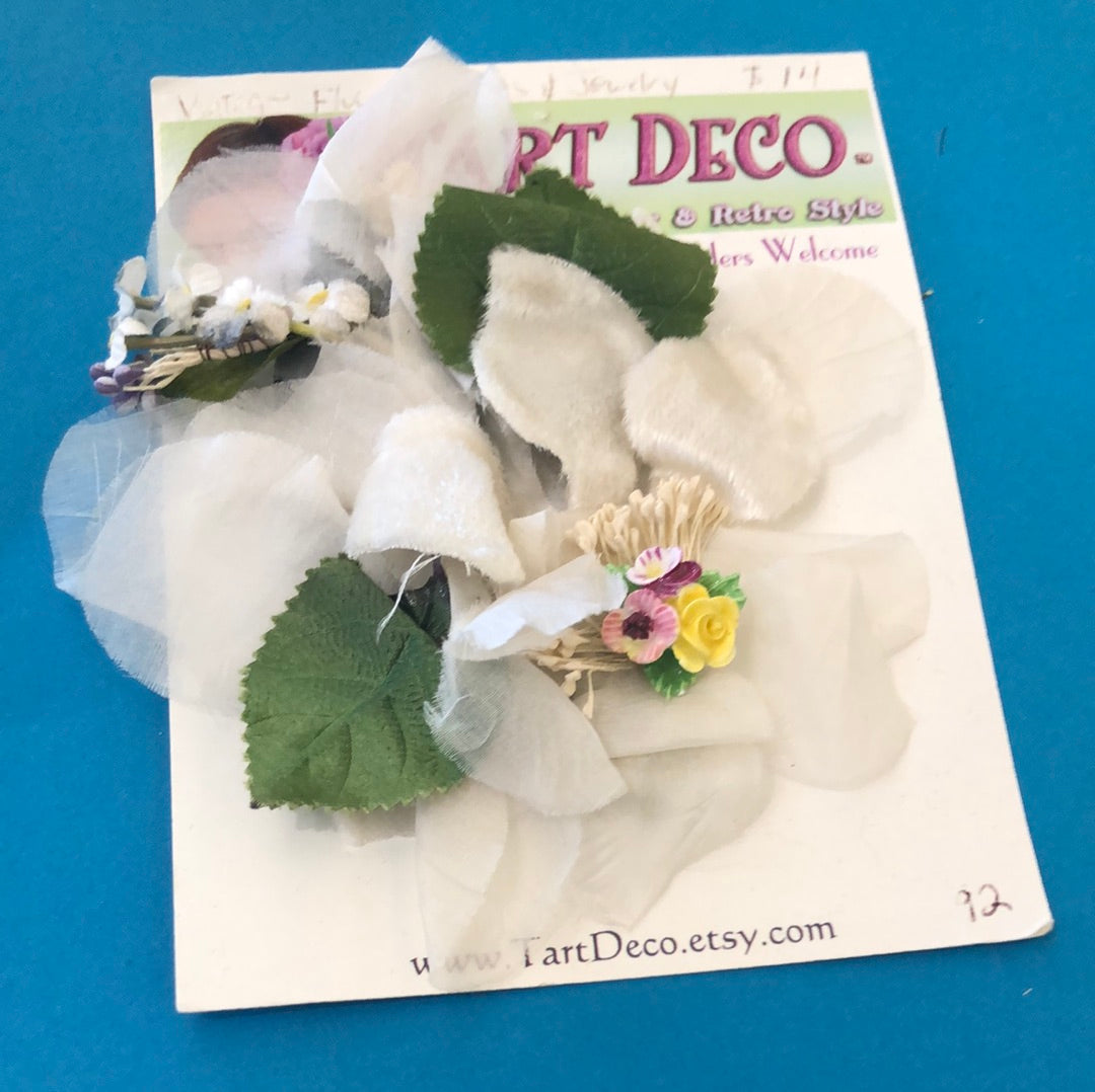 Tart Deco white hair flower
