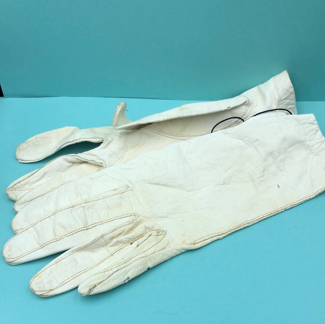 Ivory button wrist leather gloves