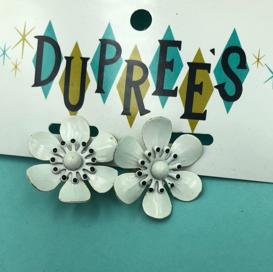 White metal daisy flower clip on earrings