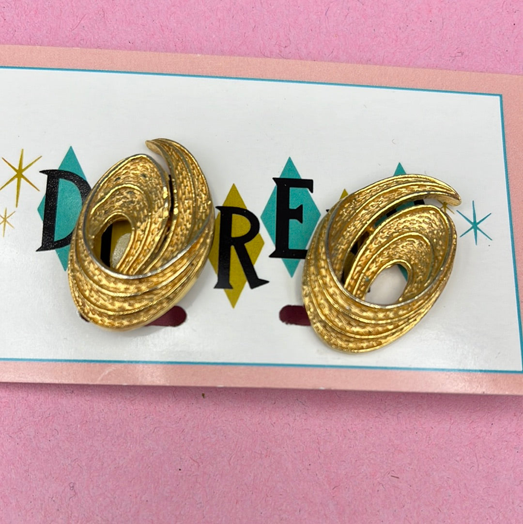 Gold oval swirl clip on earring