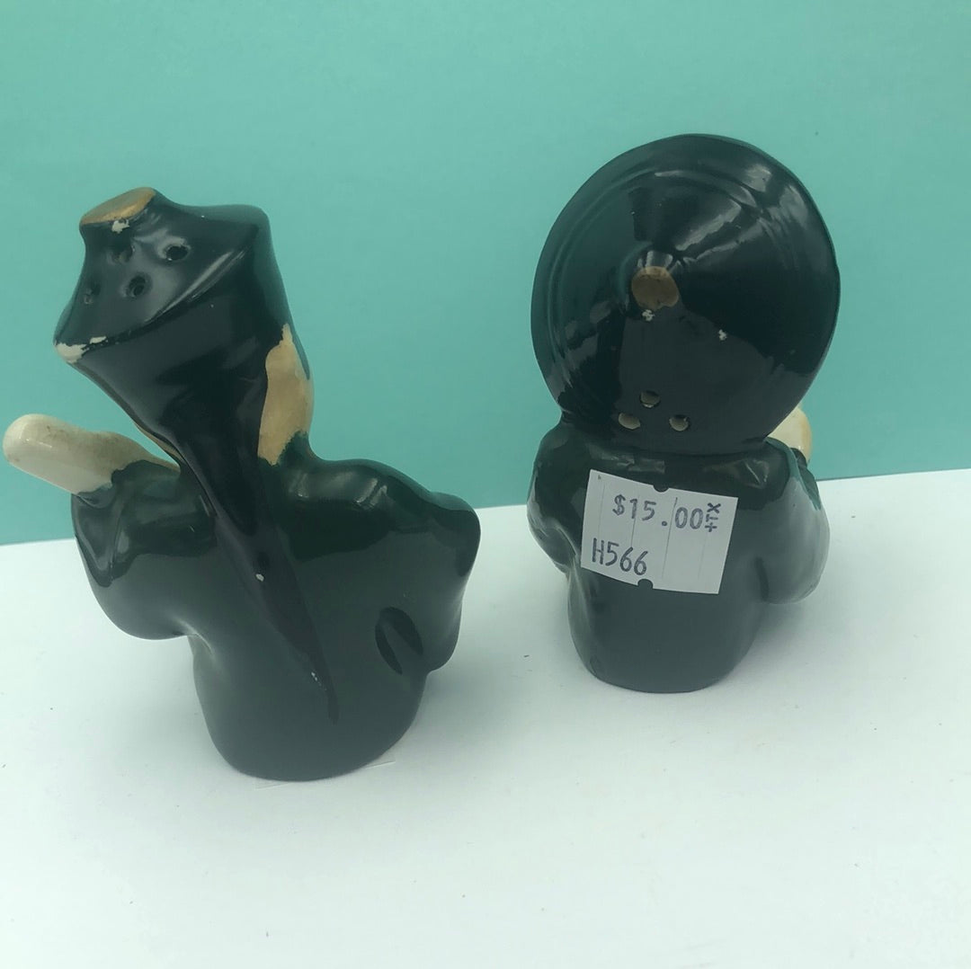 Asian couple salt and pepper shakers